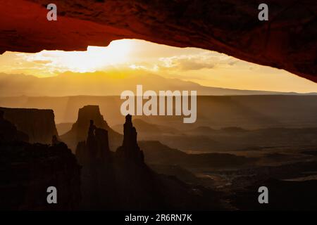 Il tetto verso il tramonto nella valle. Annidato nella parte sud-orientale dello Utah, il Canyonlands National Park è uno dei luoghi più popolari Foto Stock