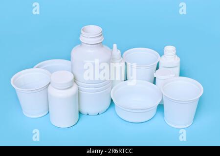 Diversi imballaggi per rifiuti in plastica su sfondo blu Foto Stock
