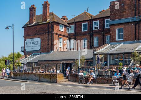 The, Bell Hotel, High Street, Sandwich, Kent, Inghilterra, bevitori godendo il sole Foto Stock