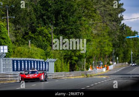 Le Mans, Francia. 11th giugno, 2023. 311 DERANI Luis Felipe (reggiseno), SIMS Alexander (gbr), AITKEN Jack (gbr), Action Express Racing, Cadillac V-Series.R, Azione durante la 24 ore di le Mans 2023 sul circuito des 24 Heures du Mans dal 10 al 11 giugno 2023 a le Mans, Francia - Foto Thomas Fenetre/DPPI Credit: DPPI Media/Alamy Live News Foto Stock