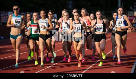 Jessica Warner-Judd (180) di Blackburn e Rebekah Greene (178) della Nuova Zelanda che gareggiano nella gara femminile di 1500m A al British Milers Club Grand Foto Stock