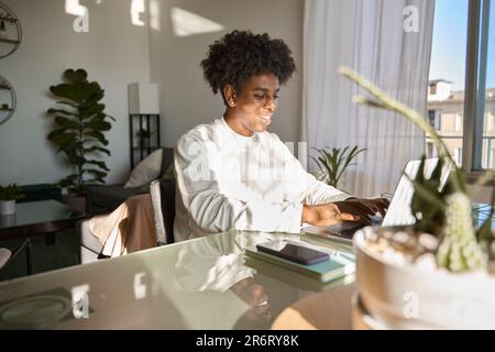 Afro americano gen z studente teen utilizzando il laptop elearning a casa. Foto Stock