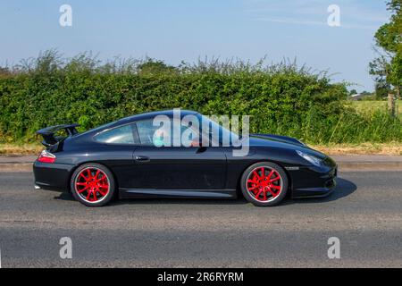 2003 Porsche 911 GT3 nera, unità di potenza a sei cilindri da 3,6 litri e cerchi in lega Red; al Classic & Performance Motor Show presso Hoghton Tower; Supercar Showtime giugno 2023 Foto Stock