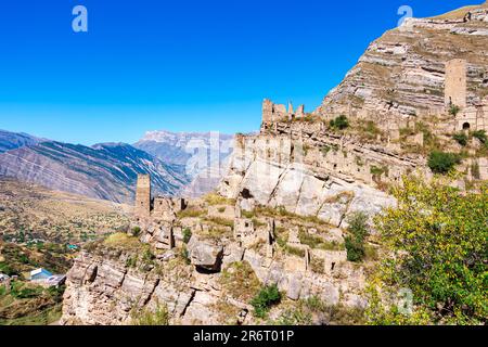 AUL fantasma Kahib, Dagestan. Villaggio abbandonato nelle montagne del Caucaso. Rovine di antiche torri e case. Foto Stock