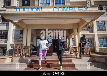 (230611) -- ITEN, 11 giugno 2023 (Xinhua) -- il corridore keniano Kelvin Kittai Chepsigor (R) dell'Università di Kisii è visto all'Università di Kisii in Kisii, Kenya, il 6 giugno 2023. Alle 6:00, la prima luce del mattino splende sull'arco storico scritto con "Casa dei campioni" in Iten, i corridori si sono riuniti qui per salutarsi con un pugno, allungare i muscoli e prepararsi per la prima sessione di allenamento della giornata. Con un'altitudine media di 2.400 metri, Iten si trova nella parte occidentale del Kenya, vicino alla Great Rift Valley dell'Africa orientale. È un luogo ideale di addestramento di corsa di lunga distanza ed è Foto Stock