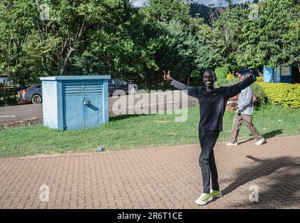 (230611) -- ITEN, 11 giugno 2023 (Xinhua) -- il corridore keniano Kelvin Kittai Chepsigor (di fronte) dell'Università di Kisii è visto all'Università di Kisii in Kisii, in Kenya, il 6 giugno 2023. Alle 6:00, la prima luce del mattino splende sull'arco storico scritto con "Casa dei campioni" in Iten, i corridori si sono riuniti qui per salutarsi con un pugno, allungare i muscoli e prepararsi per la prima sessione di allenamento della giornata. Con un'altitudine media di 2.400 metri, Iten si trova nella parte occidentale del Kenya, vicino alla Great Rift Valley dell'Africa orientale. È un luogo ideale per l'allenamento a lunga distanza e. Foto Stock