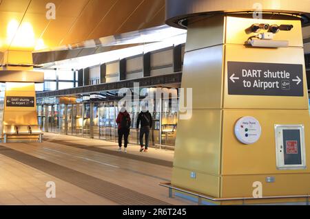 Il Luton DART - Direct Air-Rail Transit - un nuovo collegamento ferroviario aeroportuale che collega la stazione Luton Airport Parkway e l'aeroporto di Luton, utilizzando un sistema di trasporto automatizzato di persone con linea via cavo, a Beds, Regno Unito Foto Stock