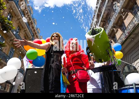 Due Trans danzanti su un galleggiante, spruzzo di schiuma. ORGOGLIO Tolosa, il 28th marzo di Tolosa Pride, per celebrare il 10th ° anniversario della legge 'matrimonio per tutti'. Francia, Tolosa il 10 giugno 2023. Foto di Patricia Huchot-Boissier/ABACAPRESS.COM Foto Stock