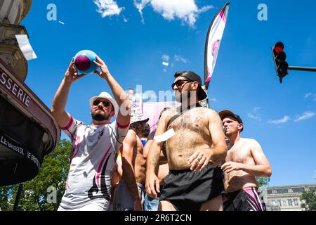 Il galleggiante del Touwin Rugby Club. ORGOGLIO Tolosa, il 28th marzo di Tolosa Pride, per celebrare il 10th ° anniversario della legge 'matrimonio per tutti'. Francia, Tolosa il 10 giugno 2023. Foto di Patricia Huchot-Boissier/ABACAPRESS.COM Foto Stock