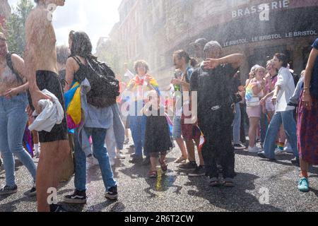 Un agente del municipio spruzza la processione, per rinfrescare le persone. ORGOGLIO Tolosa, il 28th marzo di Tolosa Pride, per celebrare il 10th ° anniversario della legge 'matrimonio per tutti'. Francia, Tolosa il 10 giugno 2023. Foto di Patricia Huchot-Boissier/ABACAPRESS.COM Foto Stock