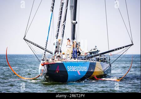 Scheveningen, Paesi Bassi. 11th giugno 2023. SCHEVENINGEN - Re Willem-Alexander e Regina Maxima visitano il Team JAJO olandese guidato da Jelmer van Beek. Il team ha gareggiato nella classe VO65 dell’Ocean Race. ANP JEFFREY GROENEWEG netherlands OUT - belgium OUT Credit: ANP/Alamy Live News Foto Stock