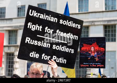 Whitehall, Westminster, Londra, Regno Unito. 11th Giu, 2023. Si sta svolgendo una protesta a Whitehall, di fronte a Downing Street, contro le azioni della Russia in Ucraina, con riferimenti ai bambini scomparsi e alla violazione della diga di Kherson. Foto Stock