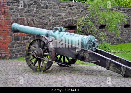 Elbe River Promenade Magdeburg, Cannon Foto Stock