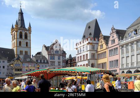 Renania-Palatinato, Treviri, zona pedonale, strada dello shopping, mercato principale nel centro Foto Stock