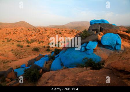 Parti delle opere d'arte di Painted Rocks vicino a Tafraoute in Antiatlas Marocco Foto Stock
