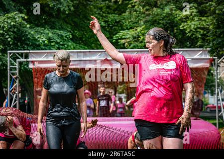 Edimburgo, Scozia. Domenica 11 giugno 2023. Partecipanti all'evento Race for Life Pretty Muddy sui Meadows nella capitale scozzese. Pretty Muddy è un 5k corso di ostacolo fangoso organizzato come un evento di raccolta fondi per la ricerca sul cancro UK. Foto Stock