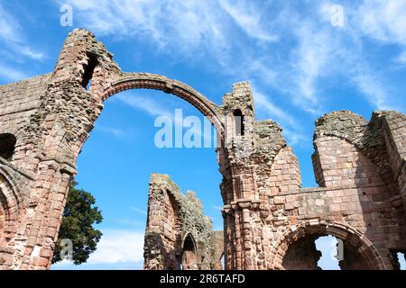 CASTELLO DI LINDISFARNE, HOLY ISLAND/NORTHUMBERLAND - AGOSTO 16 : Vista ravvicinata di una parte delle rovine del Priorato di Lindisfarne sull'Isola Santa il 16 Agosto Foto Stock