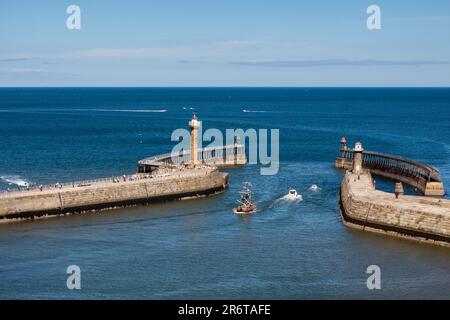 WHITBY, NORTH YORKSHIRE/UK - 22 AGOSTO: Uscita da Whitby Harbour nel North Yorkshire il 22 agosto 2010. Persone non identificate Foto Stock