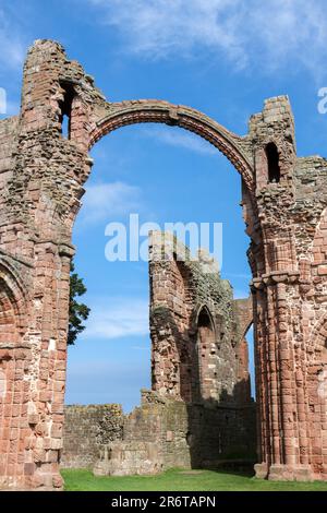 Vista ravvicinata di una parte delle rovine di Lindisfarne Priory Foto Stock