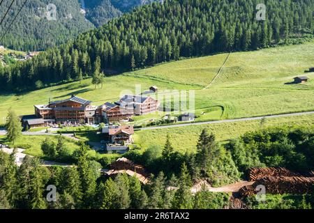 Tiers (Tires), Alto Adige, Italia - 11 giugno 2023: Vista del Resort sostenibile Ciprianerhof a Tires (Tires), Italia. Foto Stock