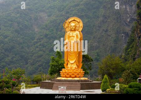 Statua del Buddha a Tiansian, Taroko Gorge National Park, vicino a Hualien, Taroko National Park, Taiwan Foto Stock