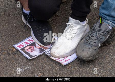 Knightsbridge, Londra, Regno Unito. 11th Giu, 2023. I manifestanti si sono riuniti all'esterno dell'ambasciata della Repubblica islamica dell'Iran a Londra per protestare a sostegno del popolo curdo, sollecitando una grande risposta della polizia. Manifestanti in piedi su un'immagine di Mullah iraniano Foto Stock