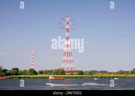 Piloni ad alta tensione, vicino a Stade, linee elettriche che attraversano l'Elba, bassa Sassonia, Germania Foto Stock