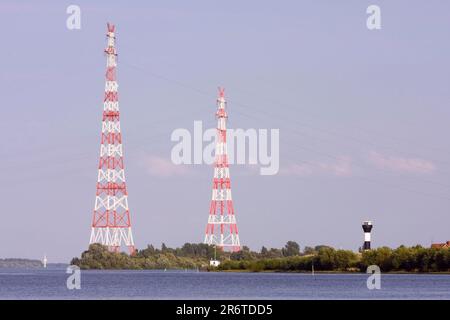 Piloni ad alta tensione, vicino a Stade, linee elettriche che attraversano l'Elba, bassa Sassonia, Germania Foto Stock