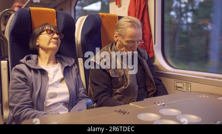 Varsavia, Polonia. 11th giugno, 2023. Una coppia anziana viaggia in treno la mattina presto e dorme (Credit Image: © Andrey Nekrasov/ZUMA Press Wire) SOLO PER USO EDITORIALE! Non per USO commerciale! Foto Stock