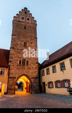 Vista serale della porta Rothenburger Tor a Dinkelsbuhl, stato della Baviera, Germania Foto Stock