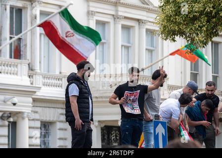 Knightsbridge, Londra, Regno Unito. 11th Giu, 2023. I manifestanti si sono riuniti all'esterno dell'ambasciata della Repubblica islamica dell'Iran a Londra per protestare a sostegno del popolo curdo, sollecitando una grande risposta della polizia. Manifestanti sul muro dell'ambasciata Foto Stock