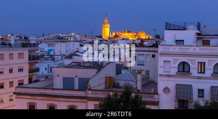 Veduta aerea panoramica del famoso Campanile chiamato Giralda di notte, Siviglia, Andalusia, Spagna Foto Stock