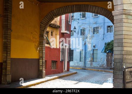 Case colorate sulla strada slot della famosa città di Guanajuato, Messico Foto Stock