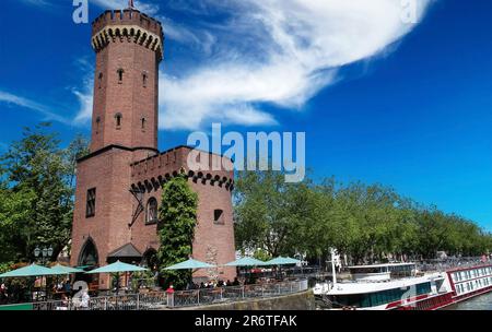 Colonia (Köln, Rheinauhafen, Malakoffturm), Germania - Giugno 6. 2023: Reliquia torre del 18th ° secolo prussian riva del reno fortifazione, ape tedesca lungo il fiume Foto Stock