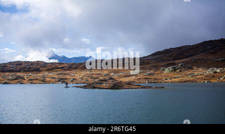 Vista panoramica di un tranquillo lago di montagna in Svizzera, circondato da bellezze naturali mozzafiato e montagne maestose. Foto Stock