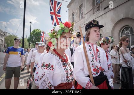 Londra, Regno Unito. 11th giugno 2023. Annuale marcia Ucraina Vyshyvanka. Inglesi-ucraini si riuniscono a Whitehall prima di marciare per la città indossando un abito ricamato tradizionale, chiamato anche Vyshyvanka, che dimostra l'adesione all'idea di identità nazionale, unità e patriottismo orgoglioso. Credit: Guy Corbishley/Alamy Live News Foto Stock