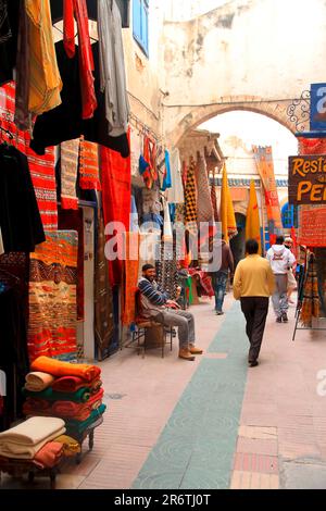 Bancarelle di vendita nelle strade della città vecchia di Essaouira Marocco Foto Stock