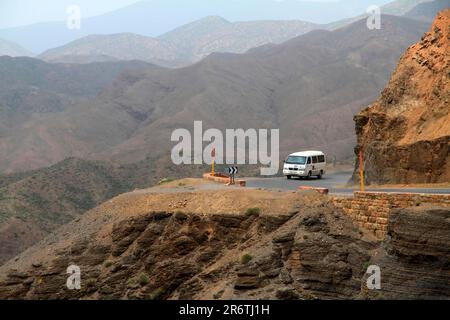 Veicolo sulla strada da Marrakech al Passo Tichka, Alto Atlante Marocco Foto Stock