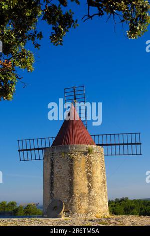 Mulino a vento, costruito da Alphonse Daudet, nei pressi di Arles, Fontvieille, Bouches-du-Rhone, Provenza, Francia meridionale Foto Stock