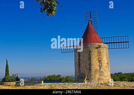 Mulino a vento, costruito da Alphonse Daudet, nei pressi di Arles, Fontvieille, Bouches-du-Rhone, Provenza, Francia meridionale Foto Stock