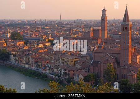 Verona, chiesa di Santa Anastasia, torre Lamberti, fiume Adige, Torre de Lamberti, Veneto, Italia Foto Stock