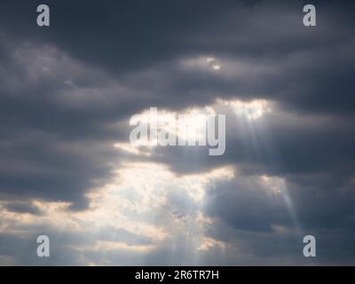 Sun Braking ha gettato nuvole, crepuscolo, Caversham, Reading, Berkshire, Inghilterra, Regno Unito, GB. Foto Stock