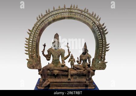 Ritagliato, Bronzo Panchaloha Somaskanda Shiva in posizione seduta, con Parvati a sinistra e con Skanda suo figlio, seduto tra i due, Tamil Foto Stock