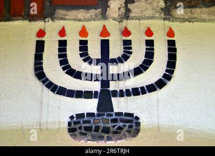 Mosaico di un menorah, sette ramificati candelabro, nella chiesa parrocchiale di San Barbara, disegnata da Friedensreich Hundertwasser, Bornbach, Stiria, Austria Foto Stock