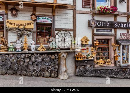 TRIBERG, GERMANIA - 2 SETTEMBRE 2019: Negozi di orologi a cucù nel villaggio di Triberg nel Baden-Wuerttemberg, Germania Foto Stock