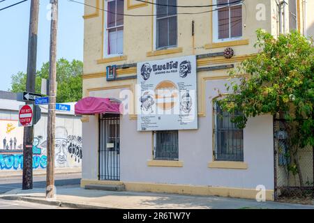 NEW ORLEANS, LA, USA - 10 GIUGNO 2023: Entrata di Chartres Street al famoso negozio Euclid Records nel quartiere Bywater Foto Stock