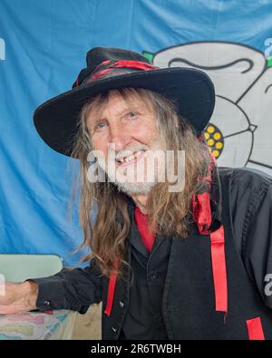 Musicista che sostiene un'esibizione dei Flagcracker di Craven @ The Cappelside Farm Open Farm Day a Rathmell (North Yorkshire) il 11th giugno 2023. Foto Stock