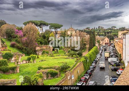 Il colle Palatino corre parallelamente a Via di San Teodoro, con la Basilica di Santa Anastasia al Palatino in lontananza,Roma,Italia Foto Stock