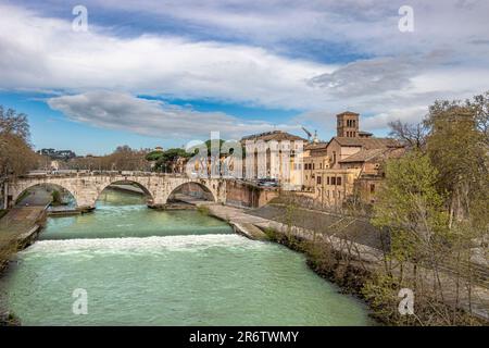 Ponte Cestio sul fiume Tevere, che collega Trastevere all'Isola Tiberina, Roma Italia Foto Stock