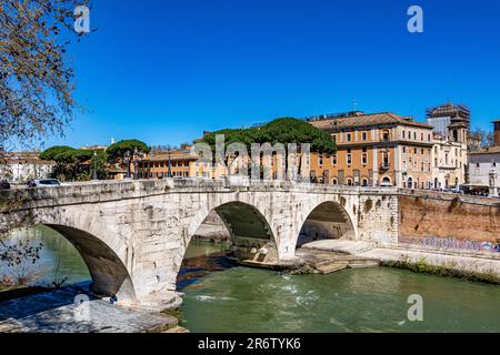 Ponte Cestio che attraversa il fiume Tevere e sullo sfondo l'Isola Tiberina, Roma, Italia Foto Stock
